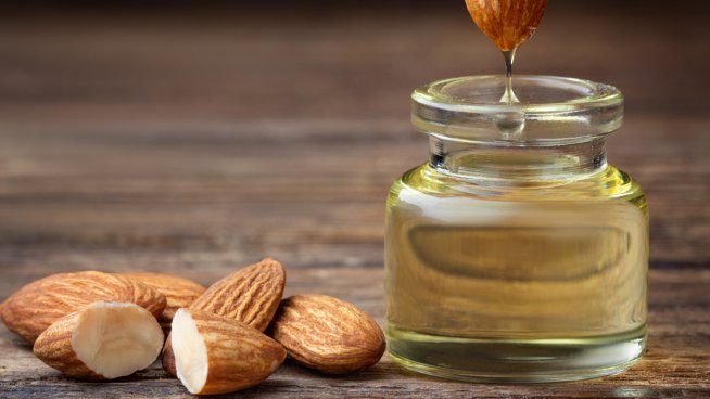 Бадемовото масло съдържа много минерали и витамини. Снимка: istock