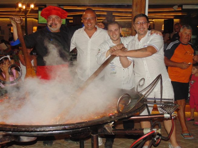 Ути, шеф Манчев и шеф Петров приготвиха най-голямата паеля