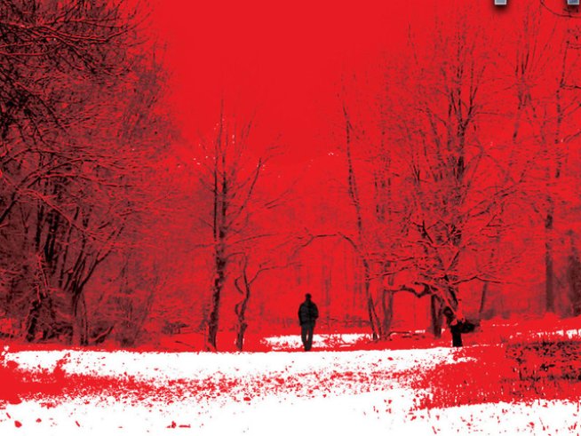 Сред мрачните силуети на западащия провинциален град