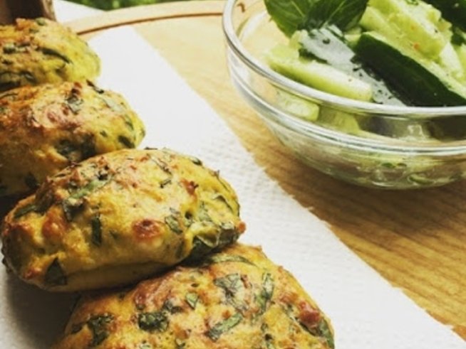 200 г пресен спанак
1 тиквичка
1 голям морков
2 средни картофа
3 яйца
100 г сирене
100 г брашно
1 стрък джоджен
черен пипер
кимион 