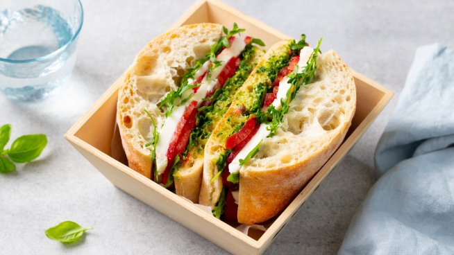 Сандвич Капрезе е чудесен протеинов обяд. Снимка: iStock