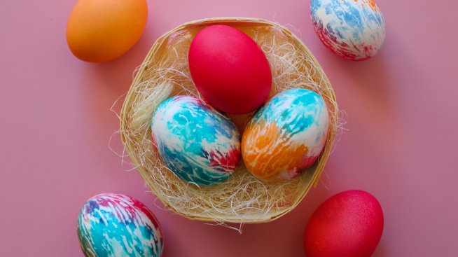 Шарени яйца за Великден с бита сметана.Снимка: istock