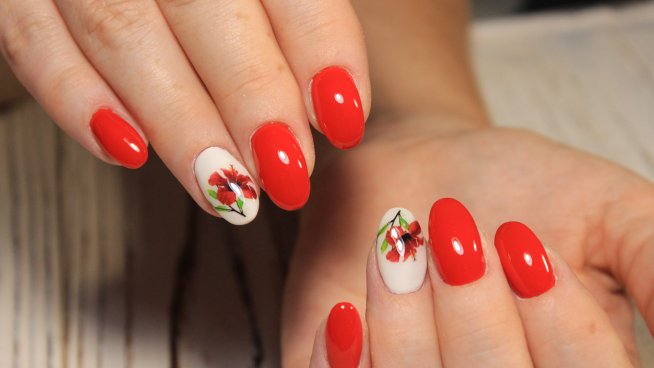 Маникюри в червено – истинска класика (галерия)