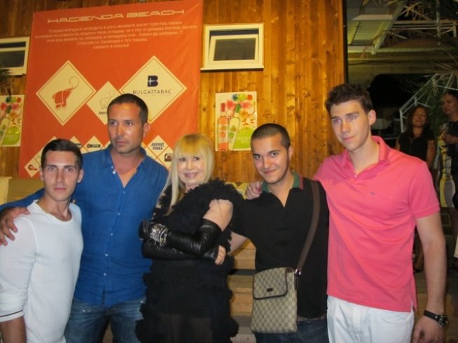 Лили Иванова наруши спартанския си режим заради морски концерт