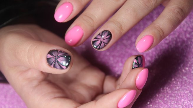 Летен маникюр с много цветове и блясък. Снимка: istock