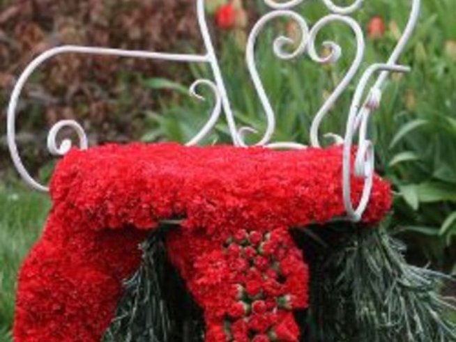 Мебели от цветя край морето