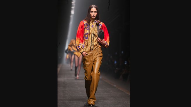 Ярки десени и деним с камъни от Versace за есен/зима 2025/2026.Снимка: Getty