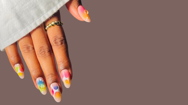 Ярки и красиви - шарените нокти, котио са на мода. Снимка: istock