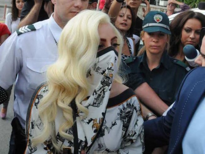 Лейди Гага пристигна в София