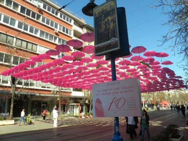 „От любов към живота“ отбелязва 10 години с арт инсталация с 400 розови чадъра