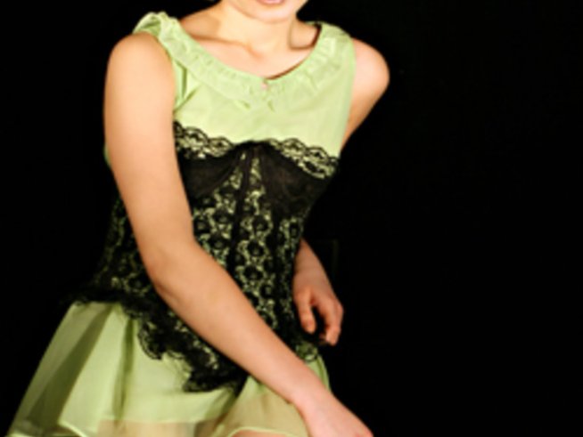 Преминаваме към малка дантелена рокля