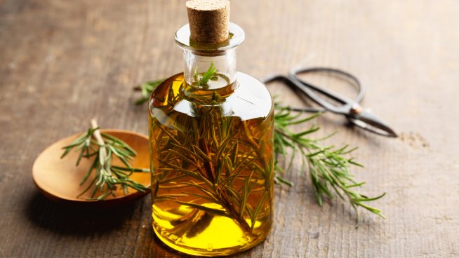 Отвара с розмарин спира косопада. Снимка: istock