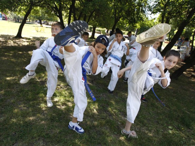 Десетки деца отпразнуваха 1 юни с открит клас по карате киокушин 