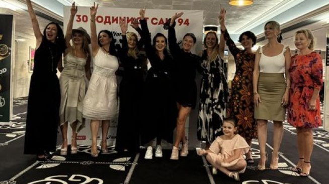 Съпругите на футболните ни герои от лято `94. Снимка: Фейсбук/Iliana Raeva