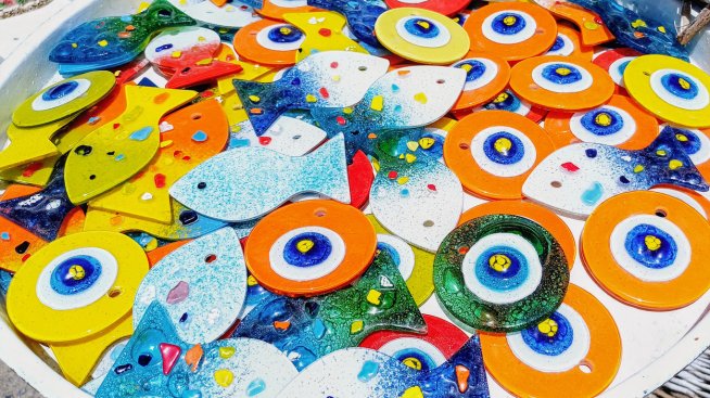 Какво символизират различните цветове на окото против уроки.Снимка: istock