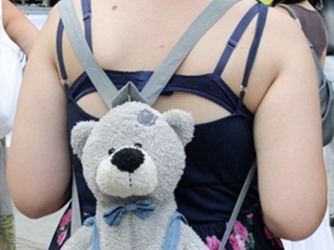 Със сутиен на улицата