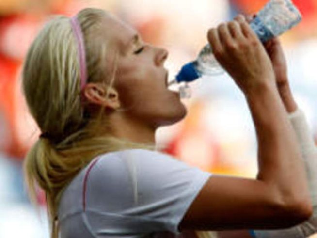 Колко вода всъщност трябва да пием през лятото?