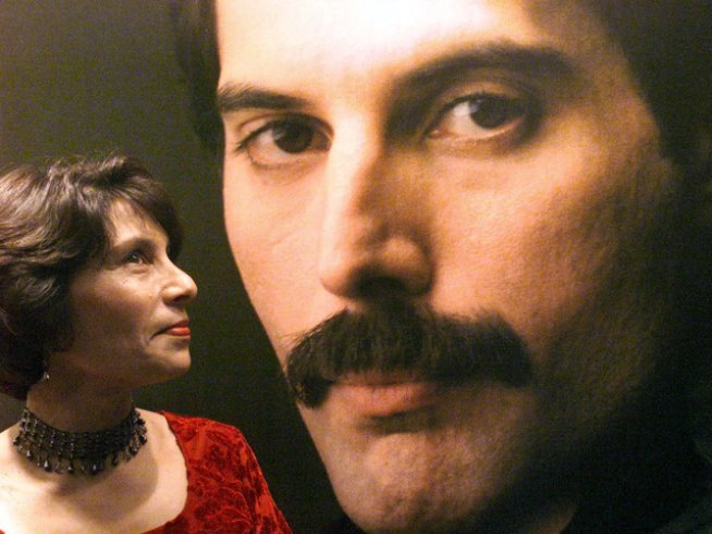 На снимката: Кашмира Кук, сестрата на Фреди Меркюри, гледа портрета му по време на изложба с негови фотографии в Бомбай. Снимка: архив, Reuters
