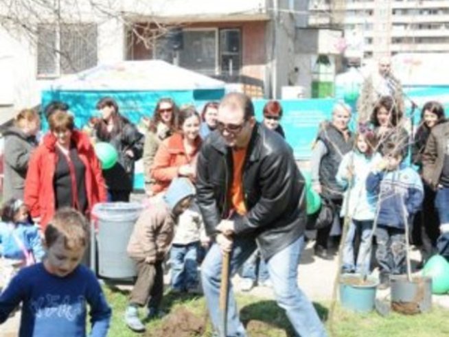 Кметът на район “Красно село” засади първото дръвче на новата площадка