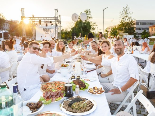За трета поредна година се организира White Dinner –  Вечеря в Бяло 