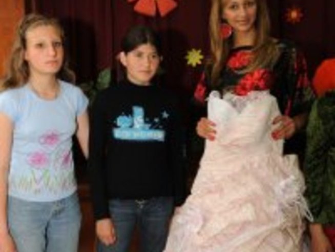 Юлия Юревич подари абитуриентската си рокля на дом за деца