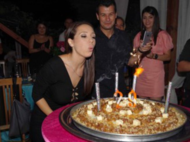 Мика Стоичкова празнува рожден ден с арабско парти