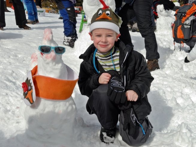 Биберони на шейни и DJ-снежен човек