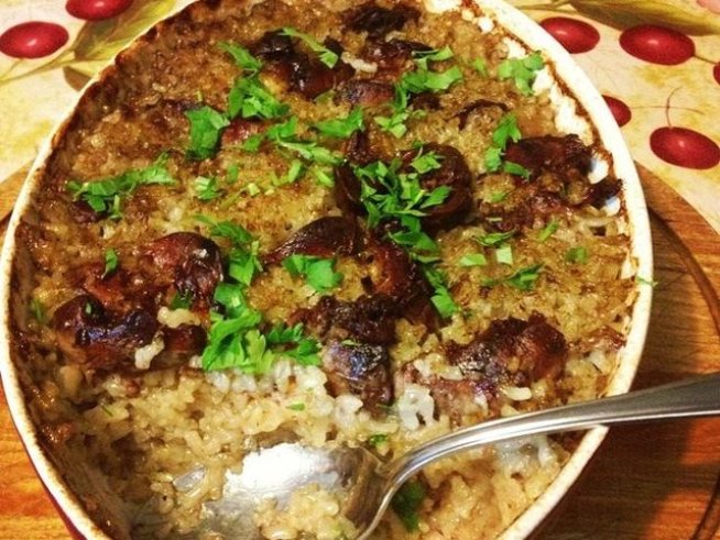 500 г пилешки дробчета
1 ч.ч. ориз
1 глава ситно нарязан лук
1 зеленчуков микс
черен пипер и сол на вкус