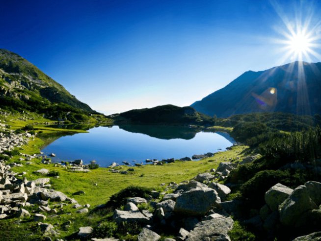 С любимия на почивка в планината