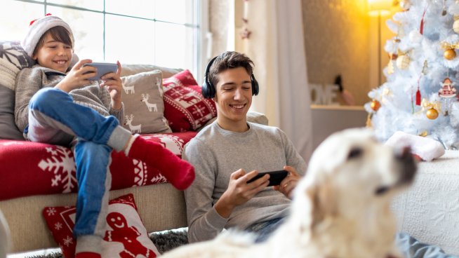 12 идеи за бюджетни коледни подаръци за тийнейджъри. Снимка: istock