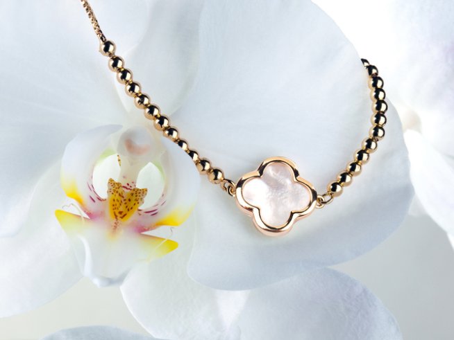 Една от водещите тенденции през следващия сезон ще са бижутата с формата на цветя. Снимка: istock