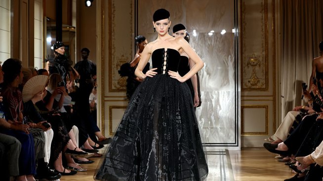 Пайети и златисто в колекцията на Giorgio Armani Privé Haute Couture за есен-зима 2025-2026. Снимка: Getty