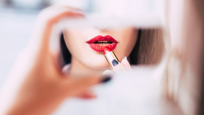 Как да избегнете петната от червило? Снимка: istock