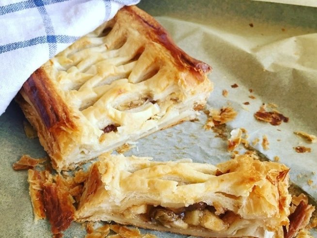 1 пакет бутер тесто
3 средно големи ябълки
3 с.л. краве масло
50 г бели стафиди
2 с.л. захар
1 пакетче канела
1 ванилия
1 жълтък
