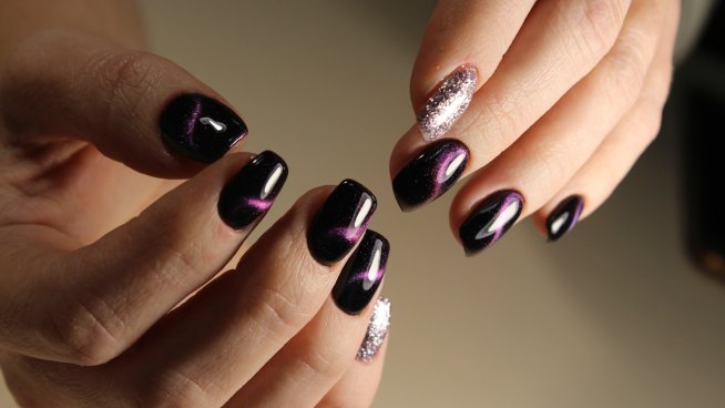 Идеи за зимен маникюр в тъмни цветове. Снимка: istock