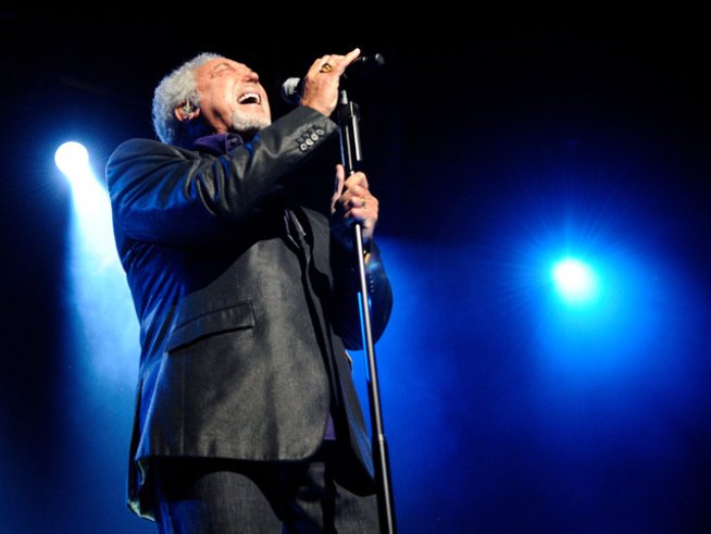 Том Джоунс отделя цял ден, за да разгледа София преди концерта си