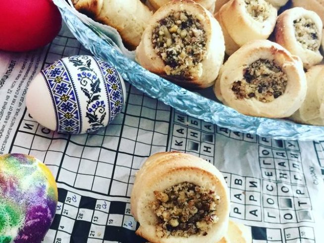 1 ч.ч. захар
1 ч.ч. кисело мляко
3 яйца
1 ч.л. амонячна сода
½ ч.ч. олио
½ пакетче бакпулвер
брашно колкото поеме
50 г орехи
50 г лешници
50 г шамфъстък
За крема: 1 пакетче шоколадов крем без варене
300 мл прясно мляко