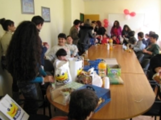 Подари една детска усмивка