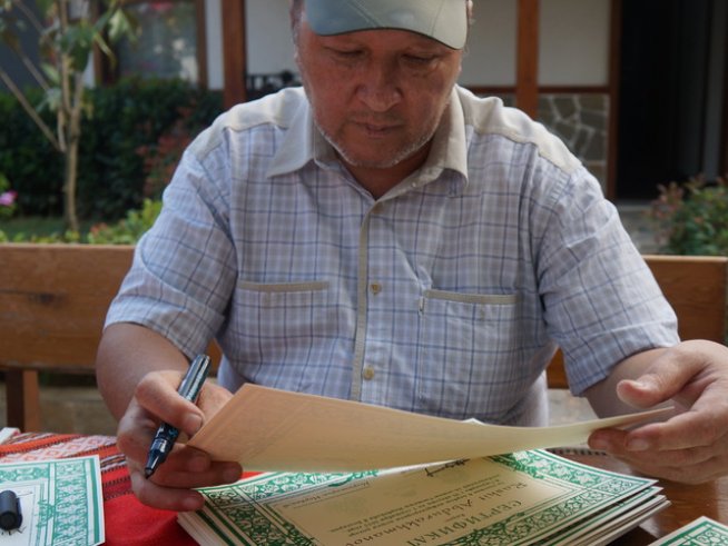 Норбеков подписва сертификатите на участниците в Международния поход по Странджа. Снимка: Милена Костова