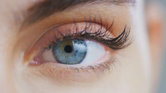 Серум с рициново масло за бърз растеж на мигли и вежди. Снимка: istock