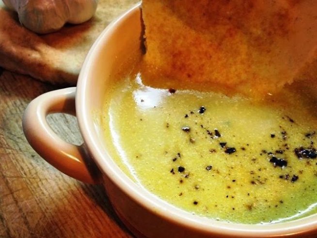 1 глава сурово броколи 
1 голям морков 
2 големи картофа 
4 скилидки чесън 
100 мл. готварска сметана 
2 с.л. горчица 
сол 
черен пипер 
арабски хляб