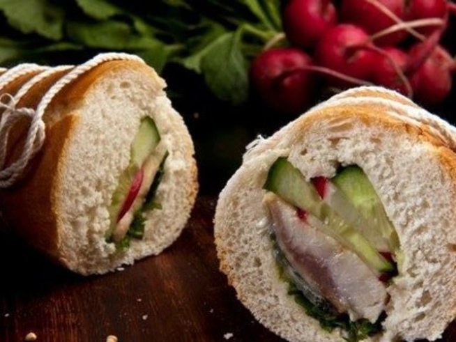 2 мини франзели
4 филета от маринована херинга
200 г дребна рукола
5–6 репички
1/2 краставица
1 ч. л. лимонов сок
дижонска горчица на вкус

