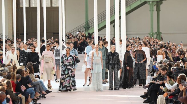 Нежни материи и панделки от Chanel за пролет/лято 2025.Снимка: Getty