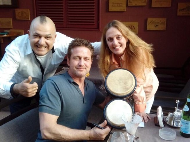 Джерард Бътлър с певицата Галя и перкусиониста Стоян от ресторант "Хемингуей".