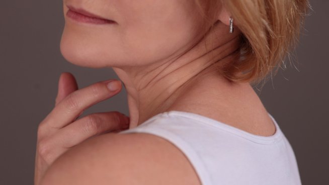 4 начина да изгладите състарената кожа на шията и деколтето. Снимка: istock