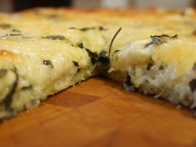 За тестото:
1 ч.ч. хладко прясно мляко
500 г брашно
3 с.л. масло
20 г мая
2 яйца
сол
За плънката:
доматена паста за намазване
50 г сирене „Ементал“
50 г синьо сирене
50 г сирене „Бри“
50 г сирене „Пармезан“
50 г кашкавал
½  глава червен лук
зехтин
черен пипер
мащерка
маслини