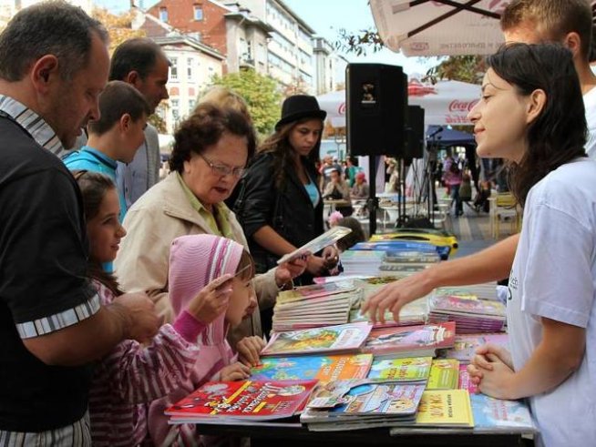 Вземете нова книга срещу стара хартия