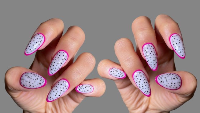 Фрути акценти в маникюра - модерни за всеки сезон. Снимка: istock