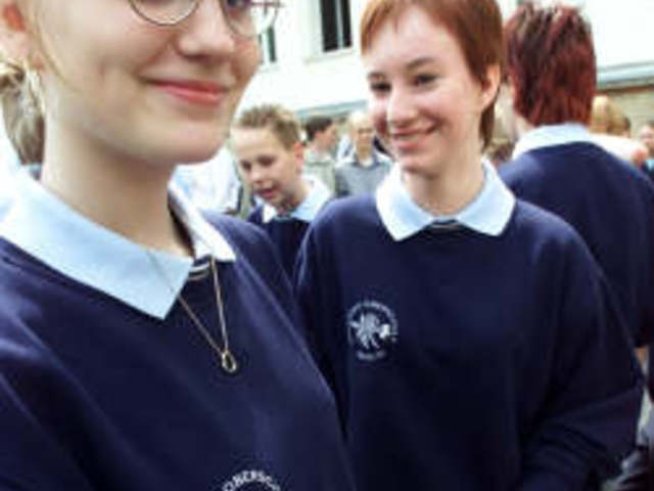 Униформи с чип, за да не бягат децата от училище