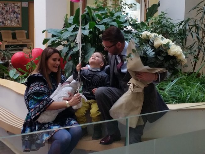 Д-р Енчев прибра Теди Велинова и малката София у дома